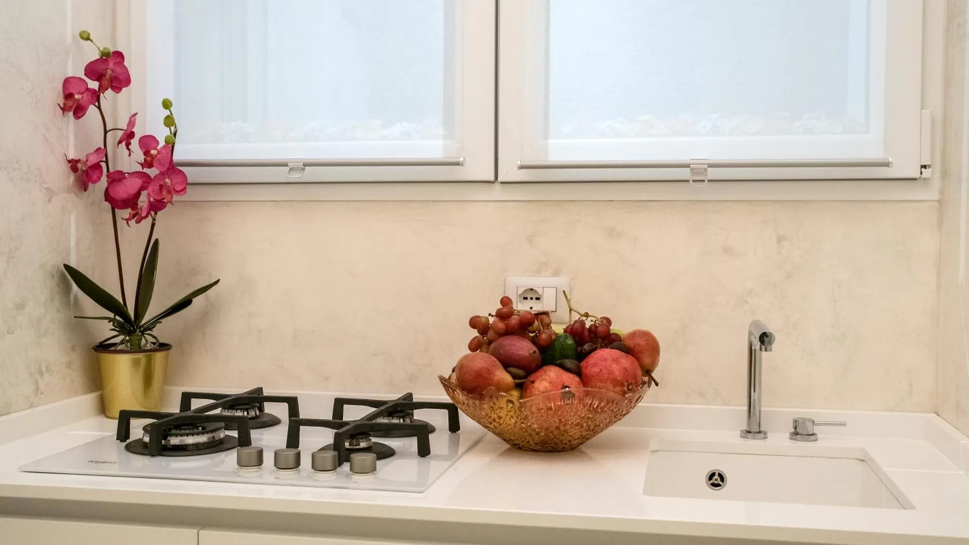 Enjoy Colosseum Apartment 로마 0*,